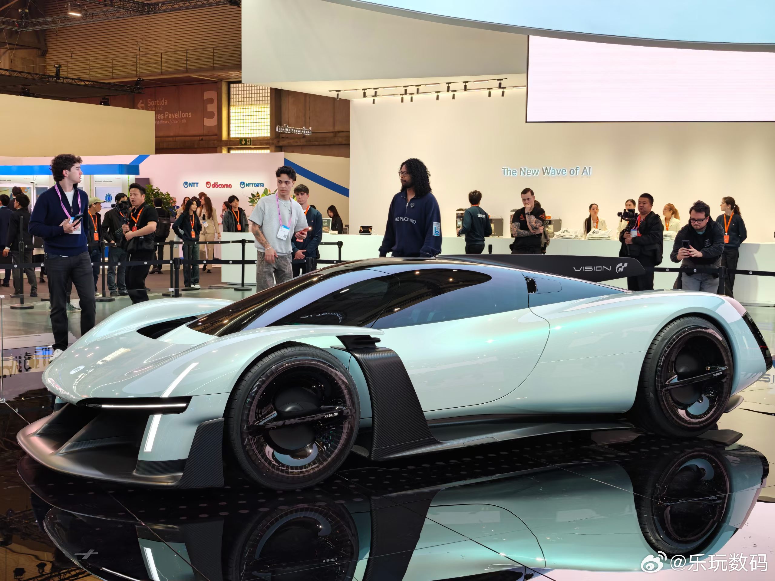 小米VisionGT实车好帅啊！低趴宽体、巨型尾翼，还有超级夸张的空气动力学套件