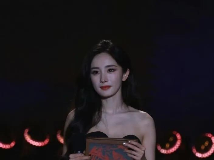 2025年10月28日晚，当三亚ELLE盛典的红毯星光熠熠时，杨幂却现身北京广电