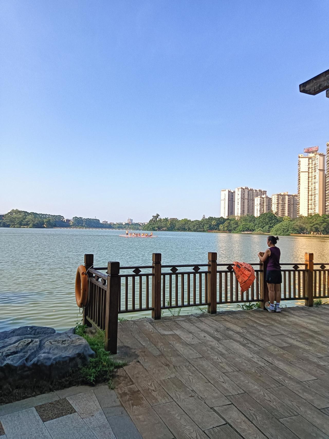 早上经过贵港市东湖公园进去晨练下，偶遇一扮孙悟空者正在与群众互动。孙悟空正在此地