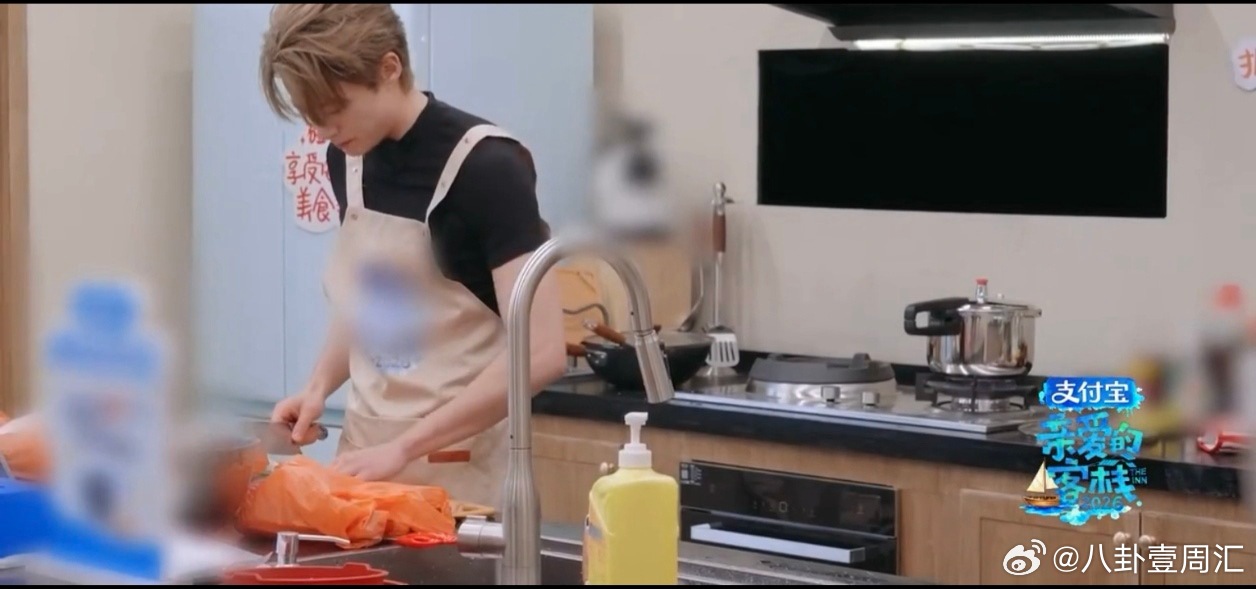 《亲爱的客栈》隐藏剧情：王鹤棣的厨艺进阶之路，离不开一位叫王传君的“远程导师”。