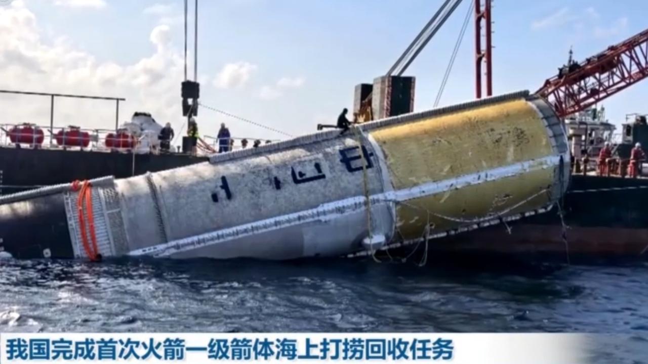 随着一声巨响，长征火箭划破天际，直上云霄。在完成使命后，我国首次实现火箭一级箭体