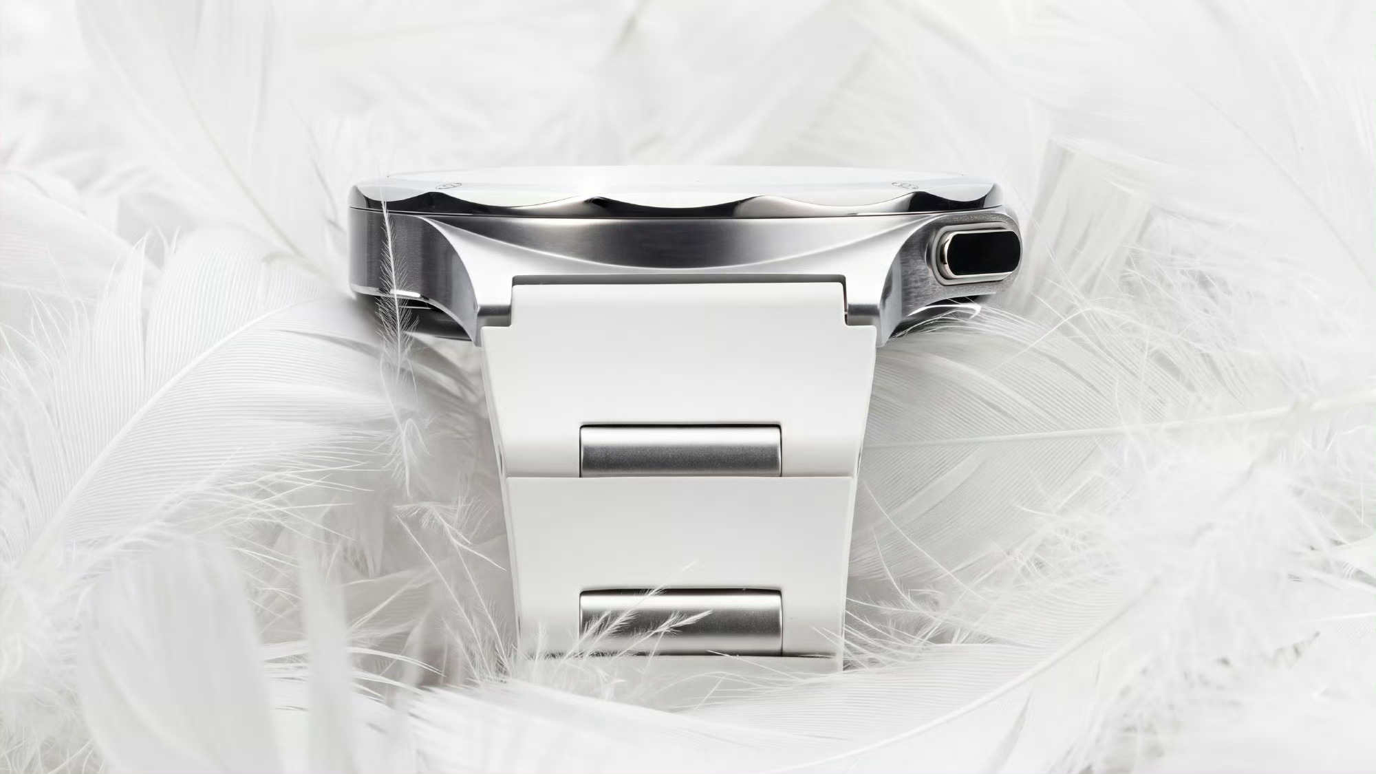 OPPO Watch X3 寰月钛配色，亮银色的钛金表身，搭配月白色的竹节表带，