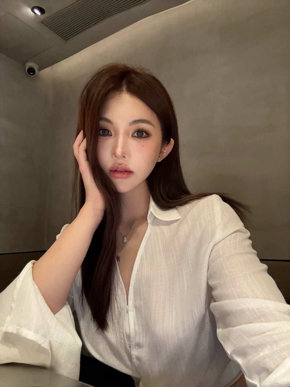 思慕社字母 我爱过你，像路灯爱过每一个晚归的影子。天亮时你走了，我还在原地，却不
