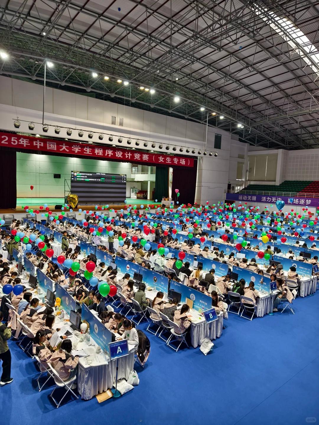 图一：编程女生赛专场；图二：真正的编程精英…[二哈] ​​​