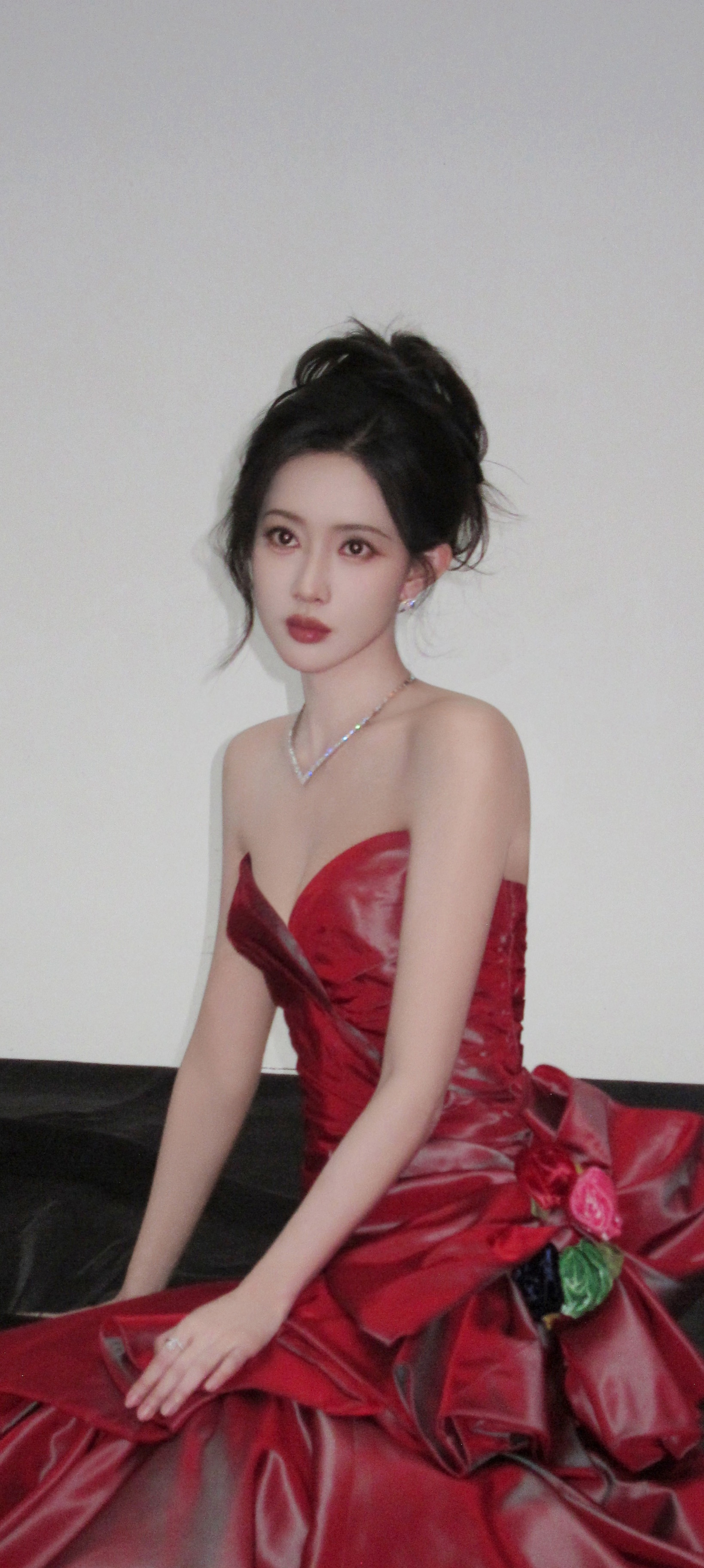 孟子义的身材 孟子义 x 尖叫之夜抹胸红裙穿搭全屏壁纸，身材好好孟姐💕孟子义