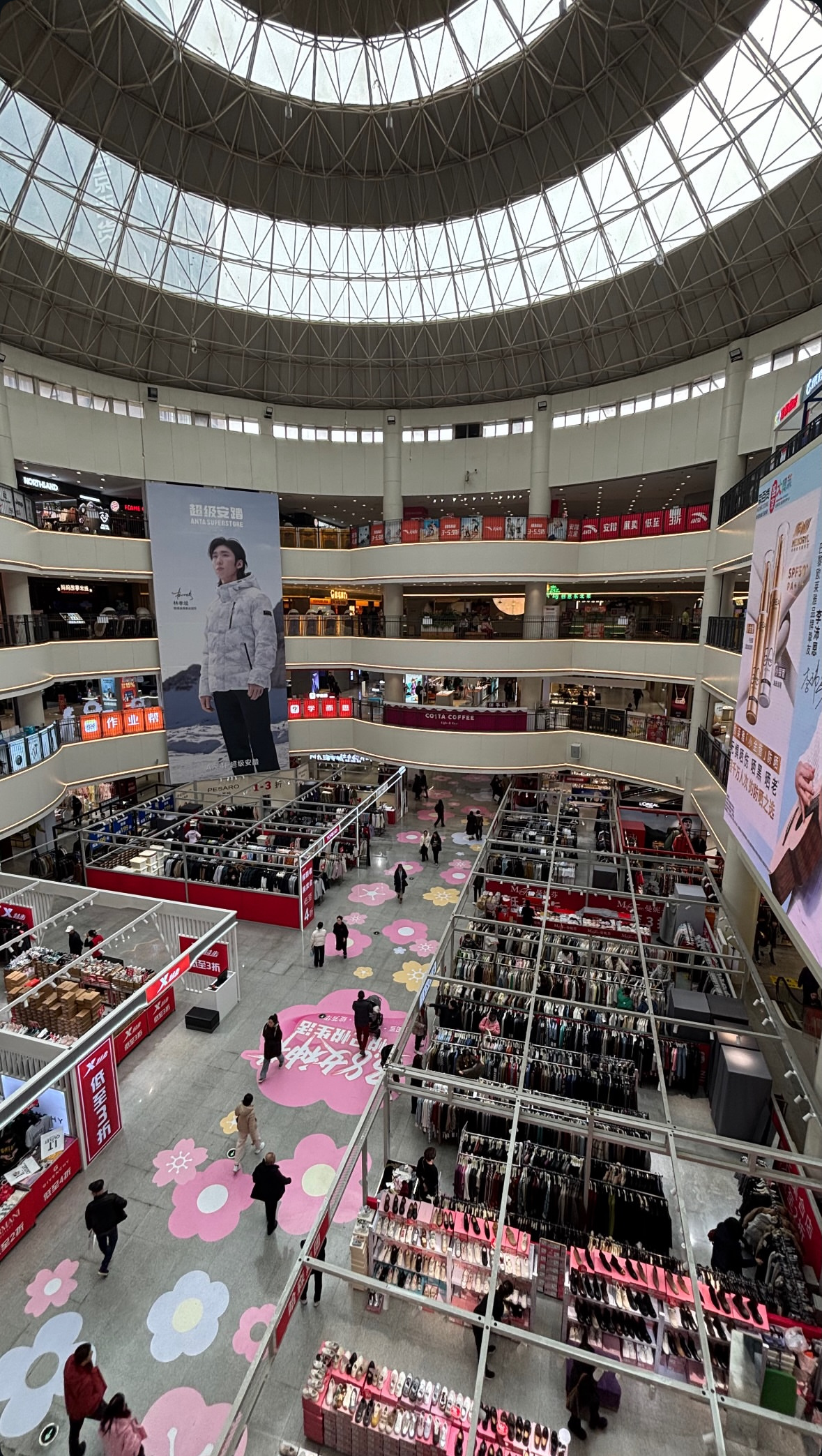 哈维在沈阳逛商场辽宁男篮