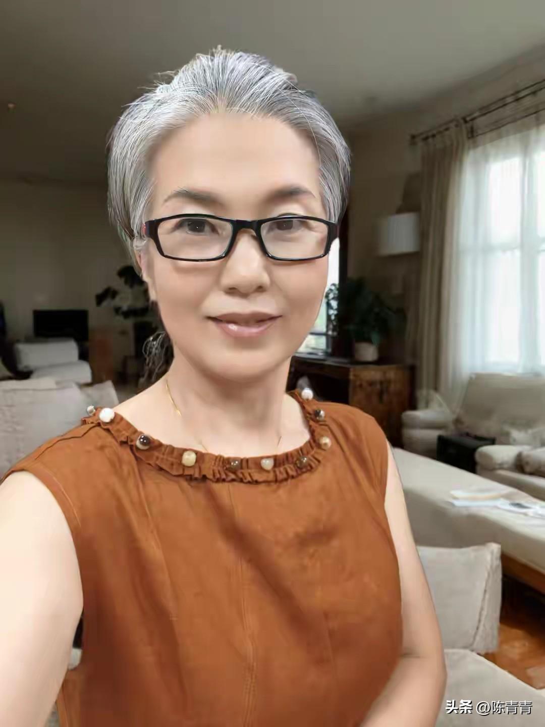 自信的大妈，“与白发和解，坚持半年不染发，看看我现在的状态怎么样？”网友自信的发
