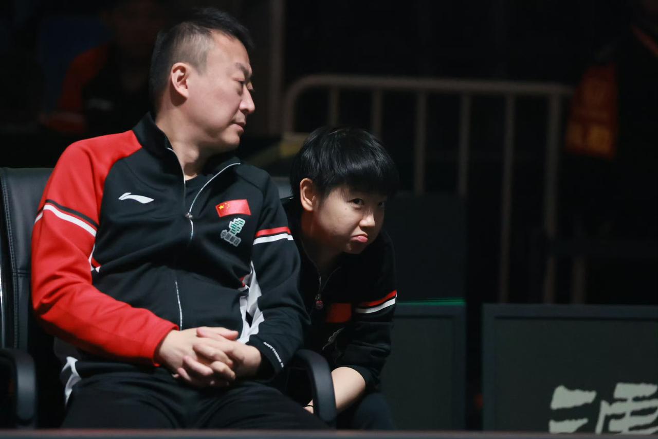 孙颖莎躲在马琳身后撇嘴！"小魔王"罕见撒娇名场面，网友：国乒师徒情太好嗑了
 