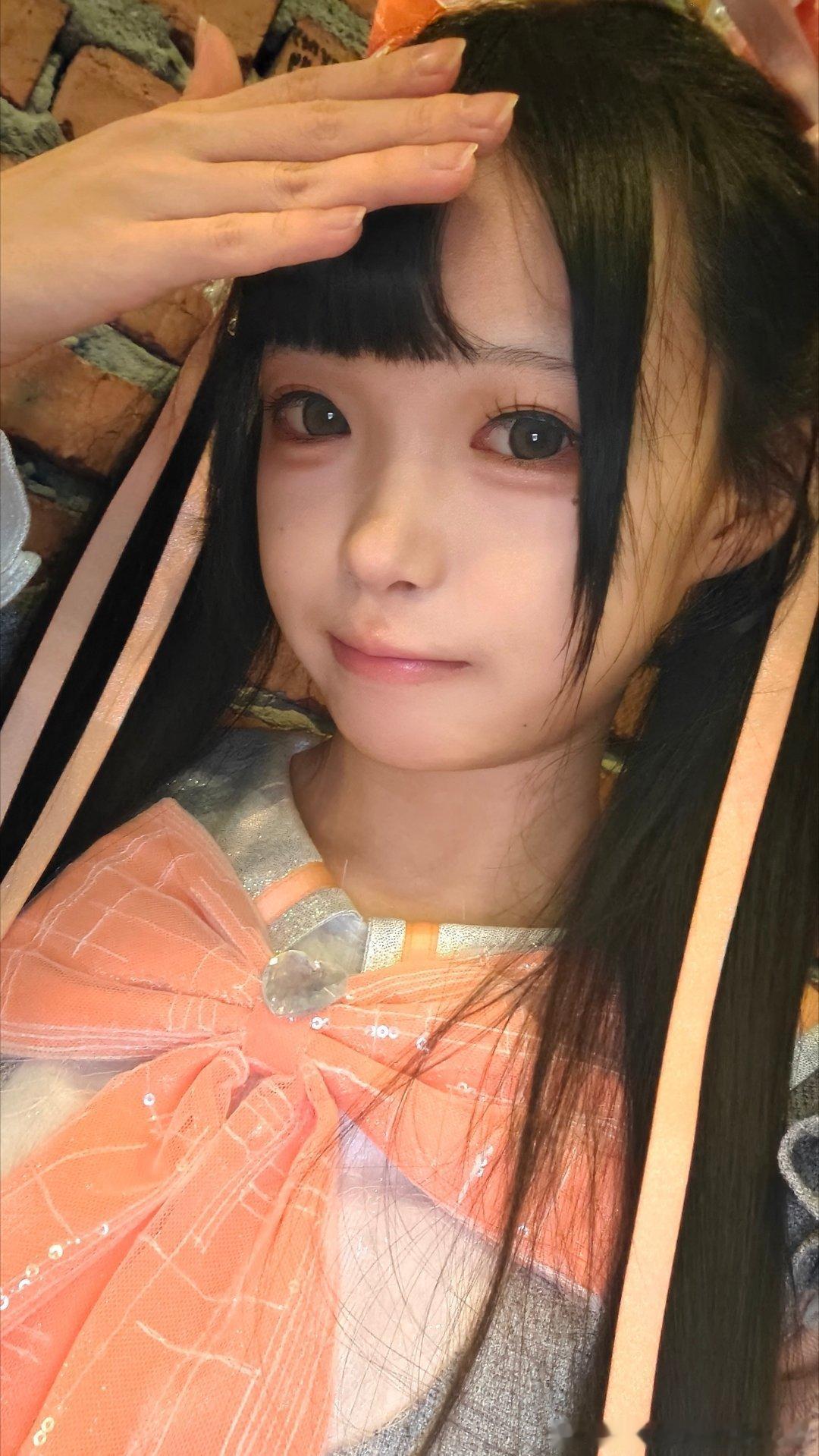 有人不小心把刘海剪太短了，试图压下来