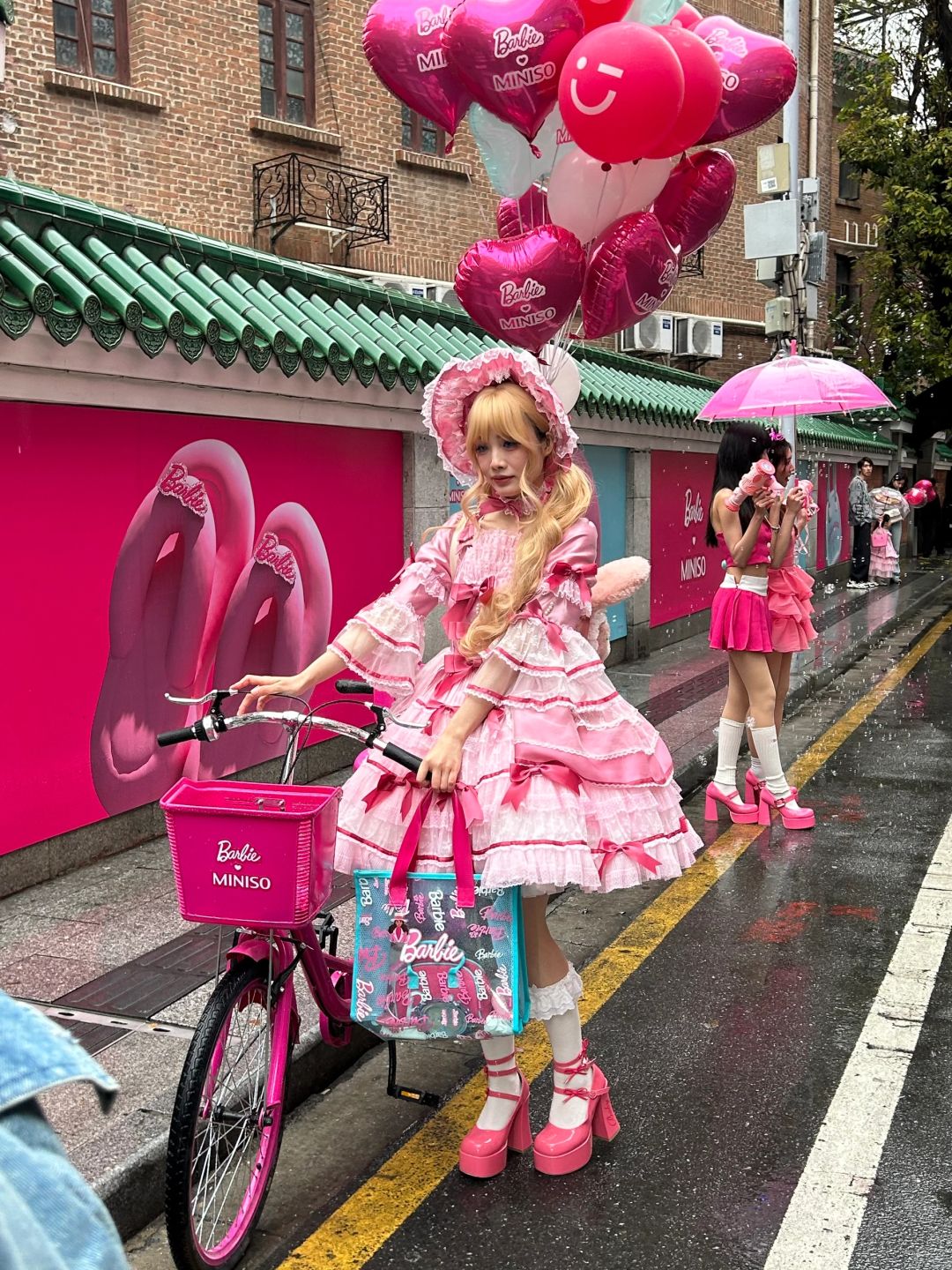 广州果然很超前……偶遇真人芭比巡游队！！