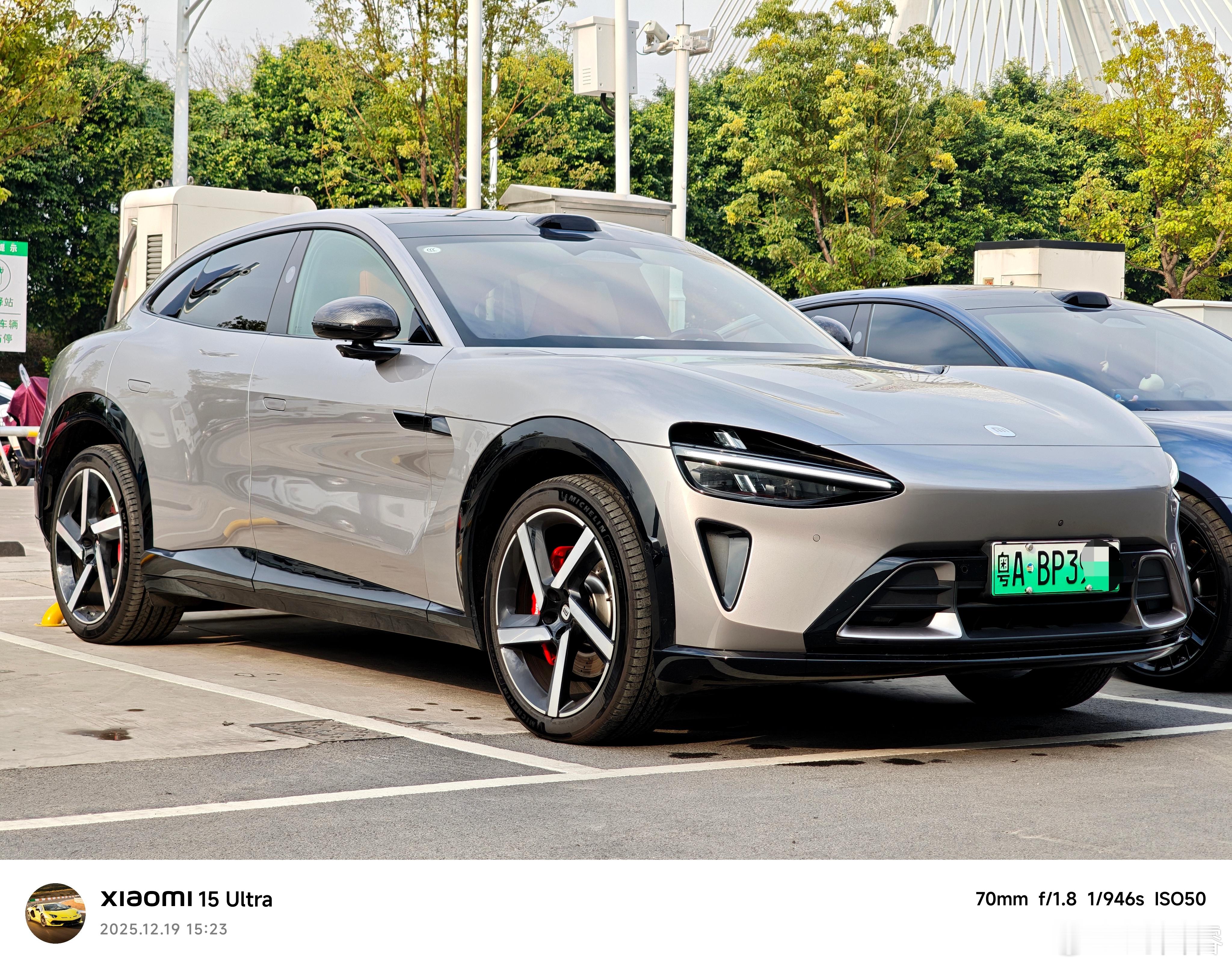 每次洗完车后，车漆质感都很惊艳！在销服中心看到一辆寒武岩灰 YU7 + 21