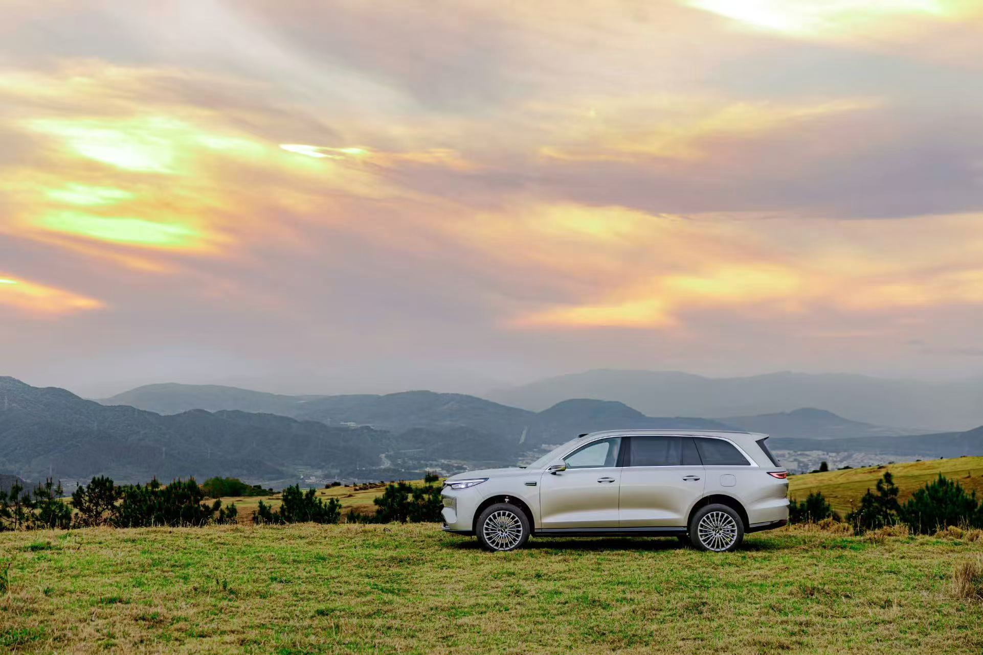 玩车这么多年，第一次见旗舰车敢这么玩！原来魏牌V9X竟有两个尺寸一次性全量同步发