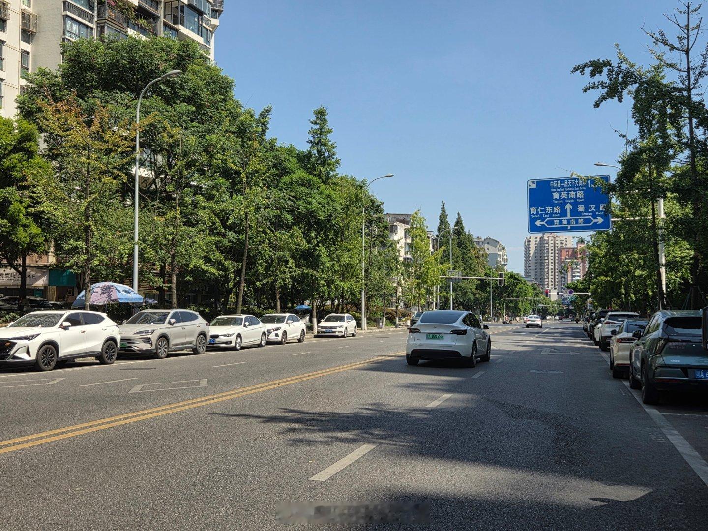 成都街拍随手拍成都夏日城市影像记手机摄影爱好者盛夏的蓉城街道。 成都