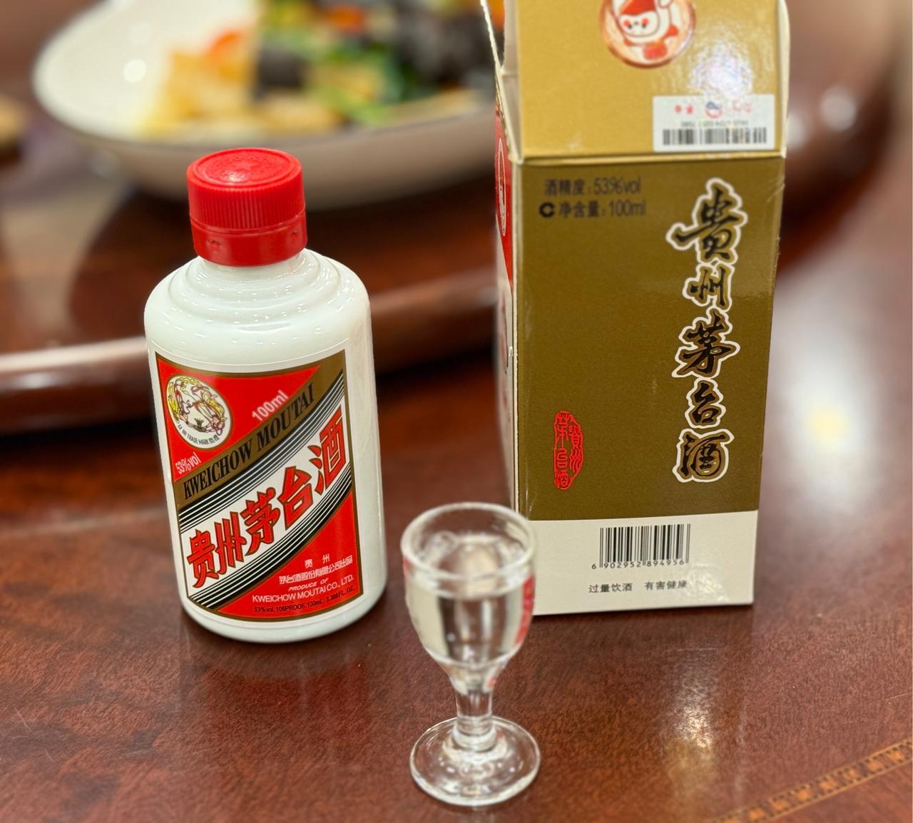 龙头白酒的未来发展趋势，我觉得机遇和挑战并存。
从机遇来看，随着人们生活水平的提