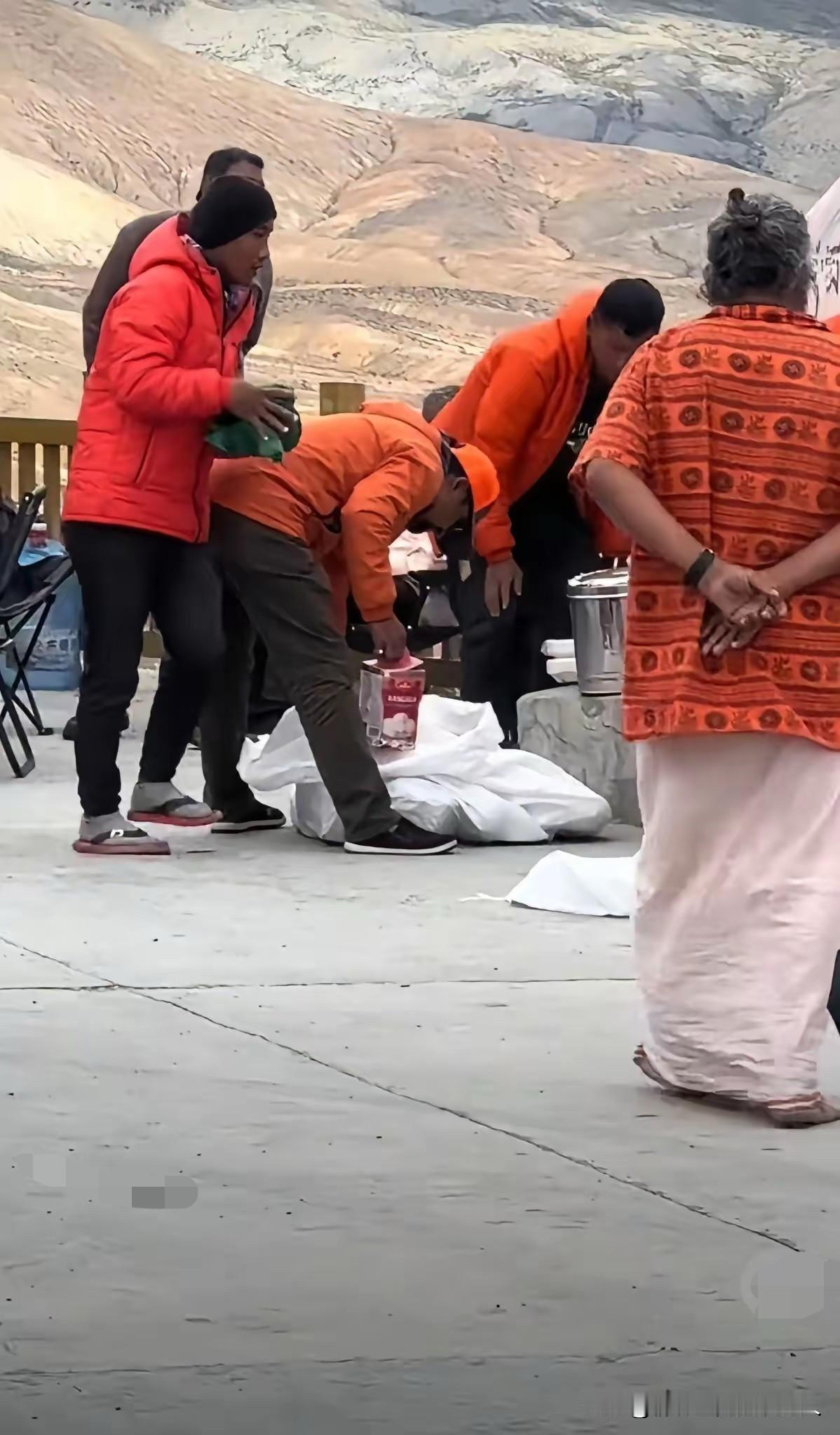 珠穆朗玛峰国家自然保护区，一群印度人随地大小吃，自备锅碗瓢盆，空气中都弥漫着咖喱
