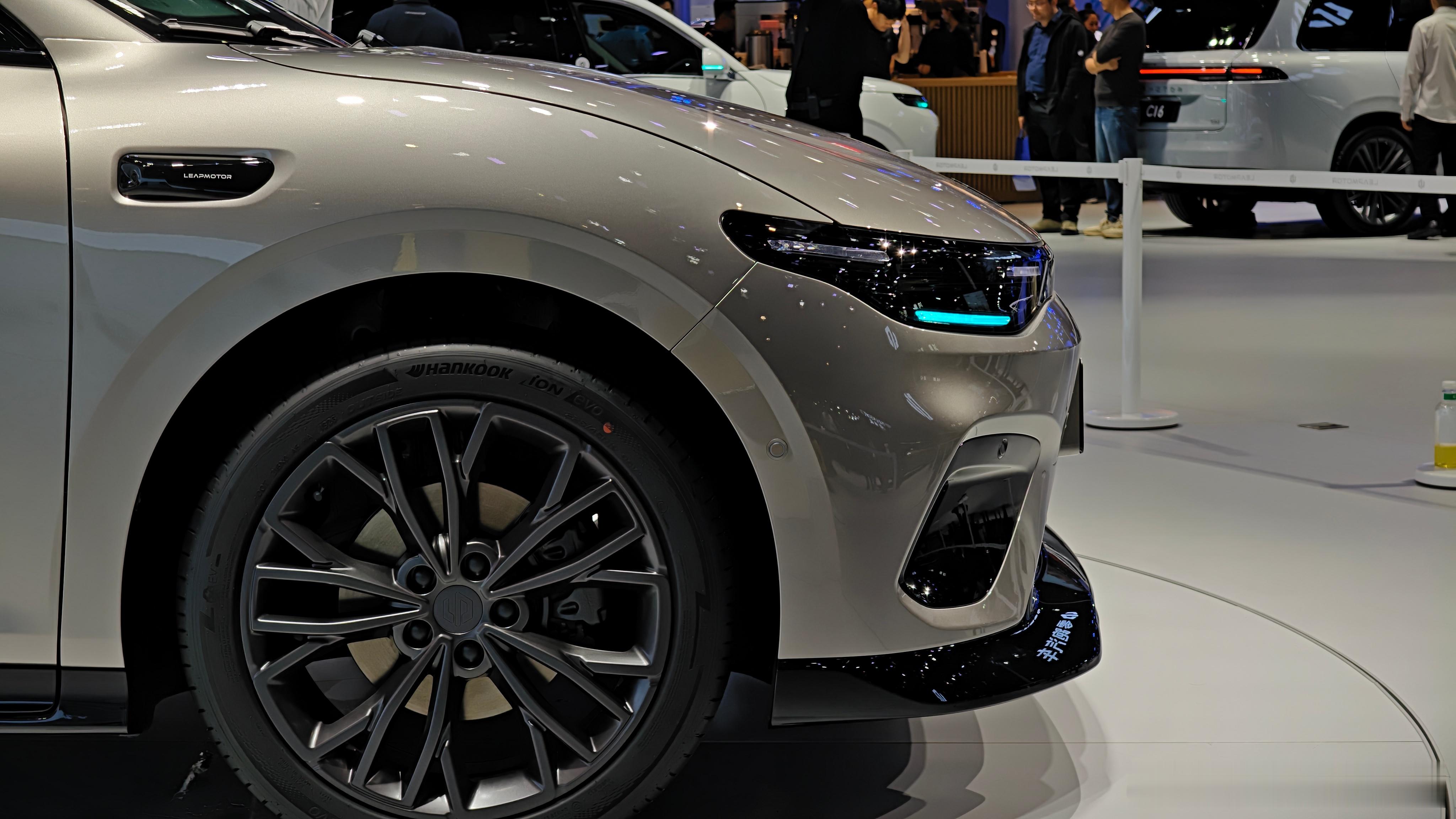 在本届2026北京车展 当中，零跑位于B4展馆的零跑带来了旗下的所有车型，包括l