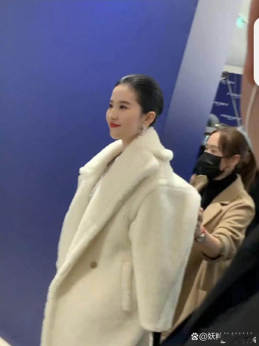 路人镜头下的刘亦菲，感觉单独给她开了美颜，走在人群中美得在发光。 