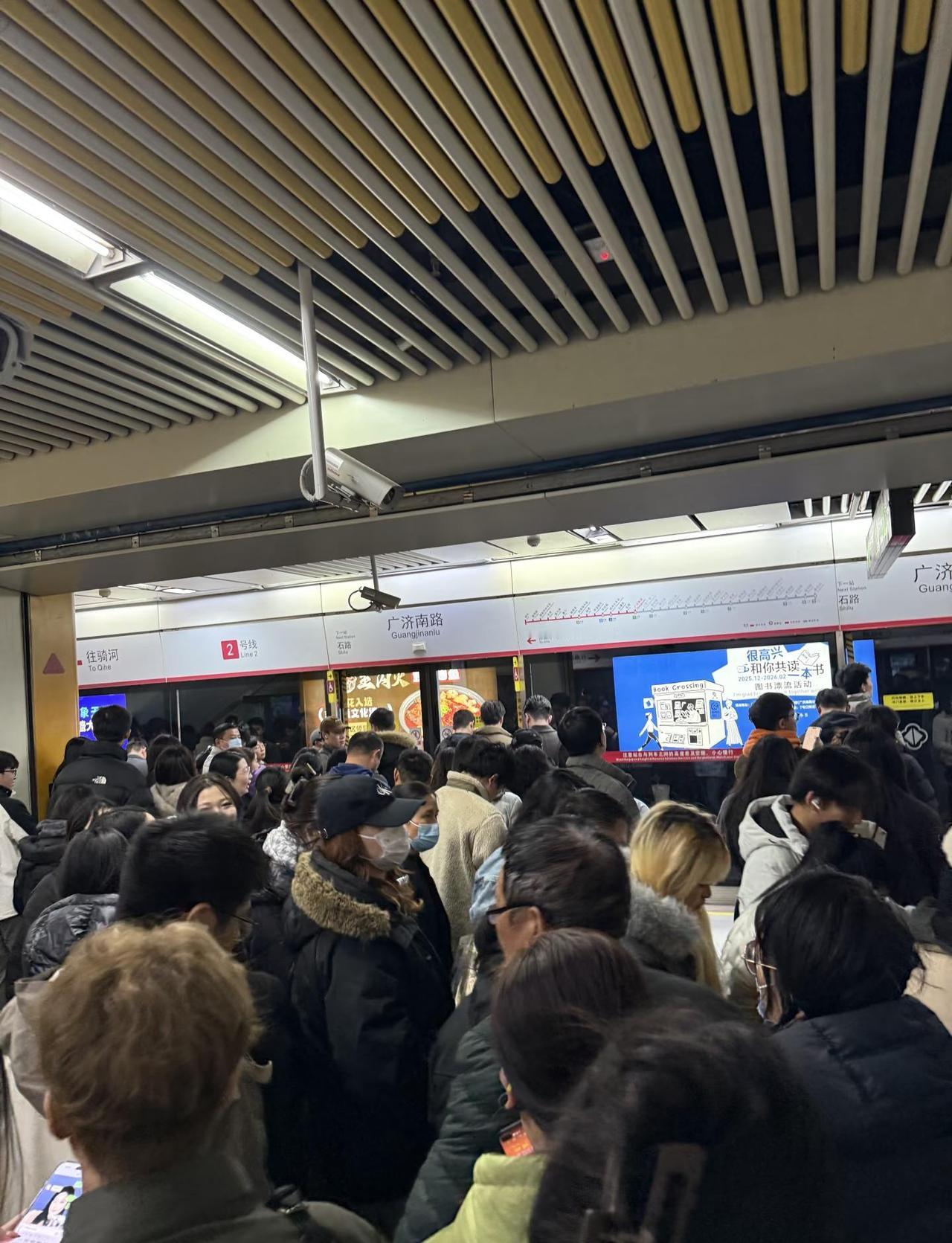 苏州二号线现状！？
人人人人人
下班挤地铁 留下地铁站 拥挤的地铁高峰 跨年 下