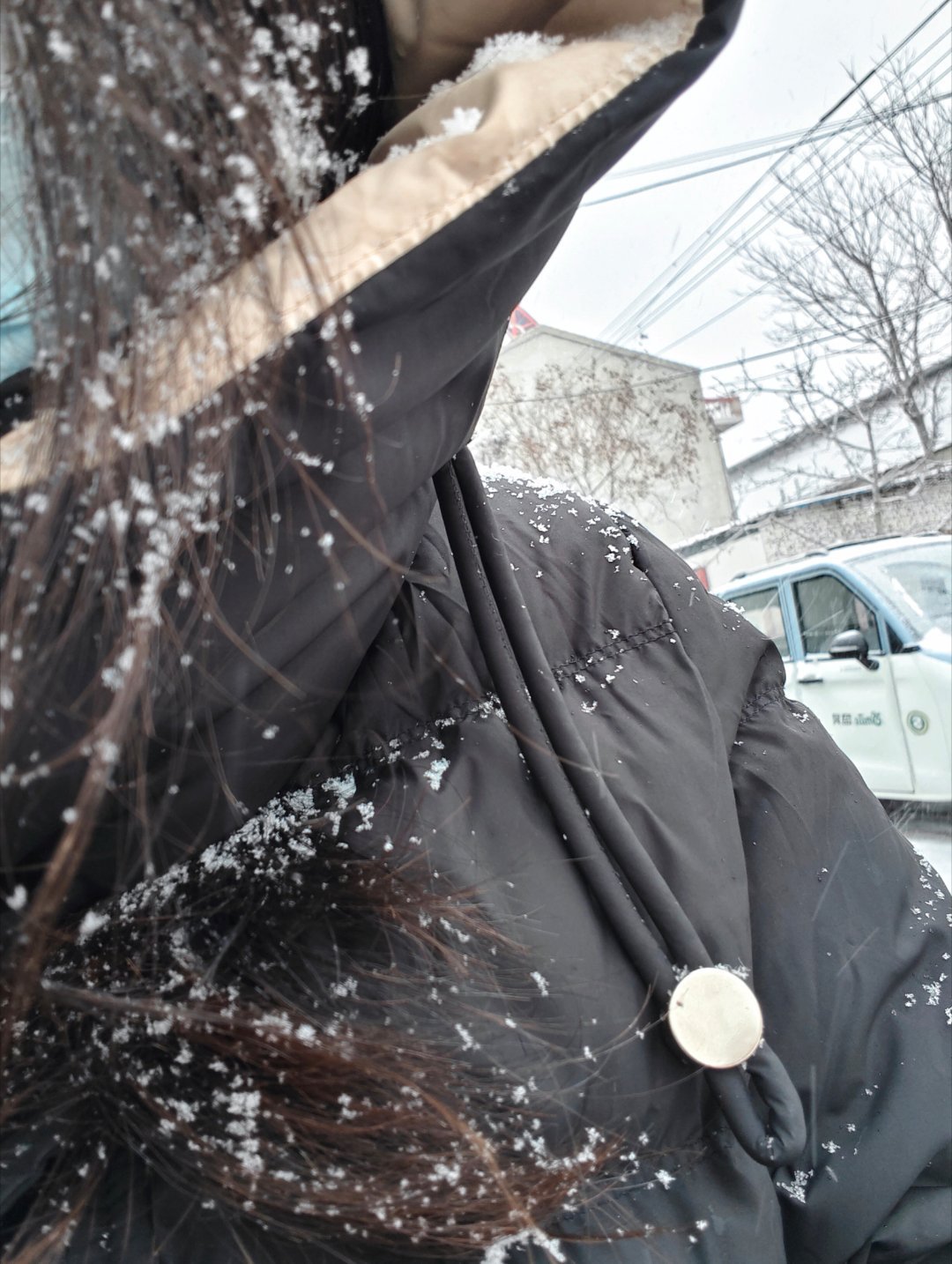 边骑车边兜雪  眼睛都睁不开路上还打滑  。再也不要下雪天骑车出门了