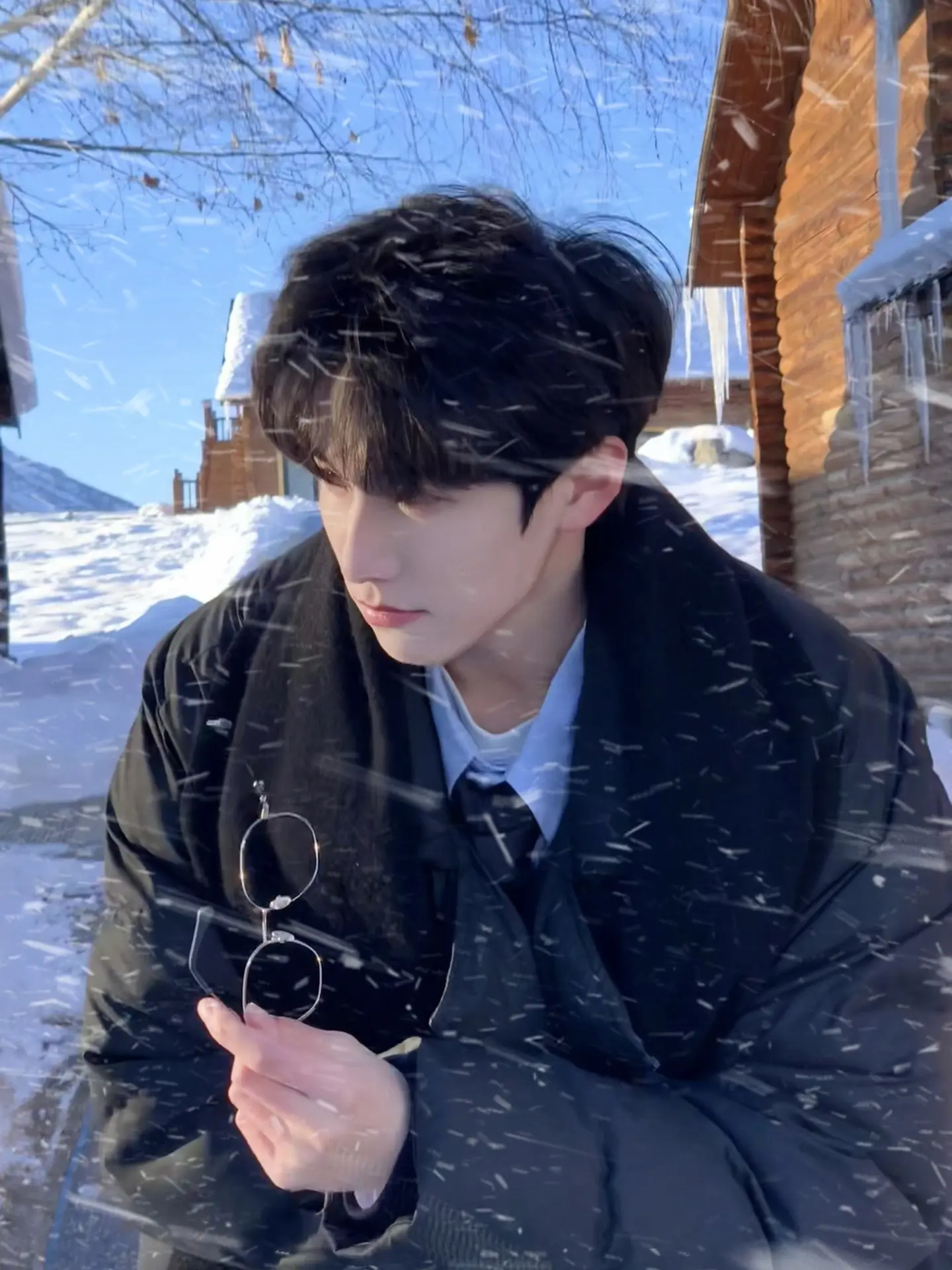 可我在飘满雪的十二月里 等一个奇迹。