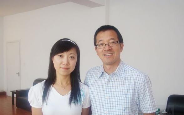 [微风]1998年，俞敏洪的新东方生意火爆，每天收几麻袋现金。一天，他突然对妻子
