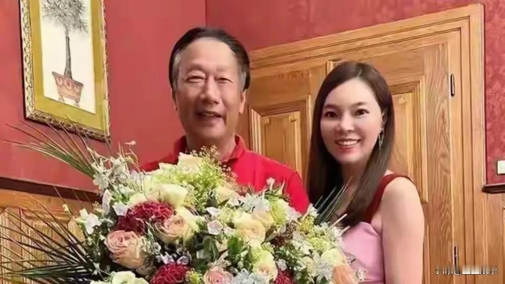 郭台铭，这位曾扬言给大陆“赏饭吃”的商业枭雄，如今境遇大变。他住着3亿豪宅，娶了