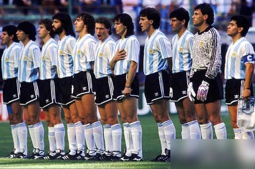 巴西与阿根廷的历史最佳阵容，究竟谁能碾压谁，着实难以断言。
阿根廷最佳阵容中，