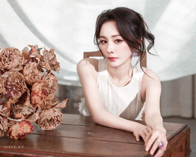 杨幂[超话]杨幂在逃公主具像化 刷到杨幂的照片，直接被她的气质拿捏！高定白裙配上