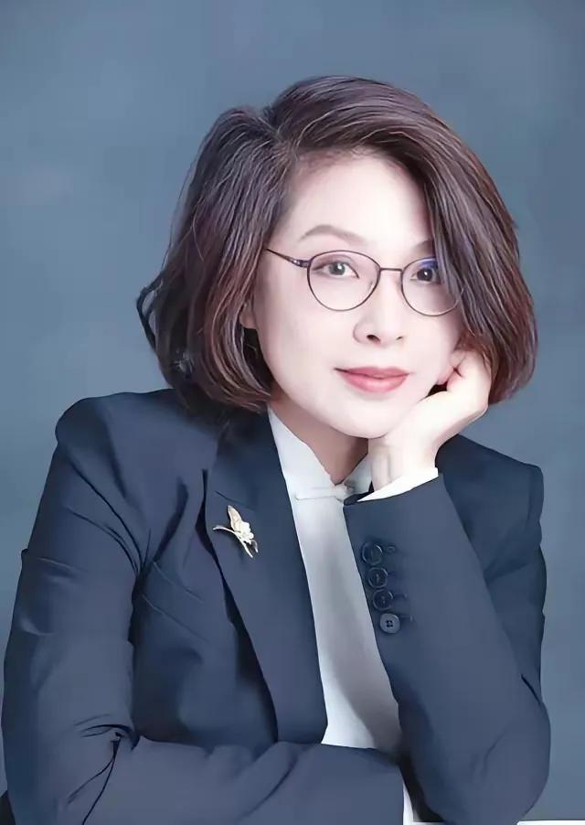 隔着手机屏幕，都是讲丹丹教授的“灵活就业”的不是。
我却对其中的很多观念不敢苟同