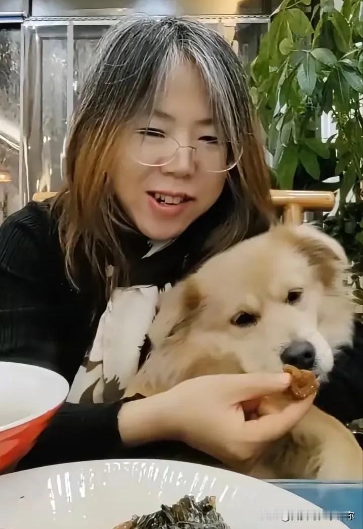 带狗涮火锅的女子怕是要后悔了
她可能没料到随手发的视频会让自己陷入这种局面

1