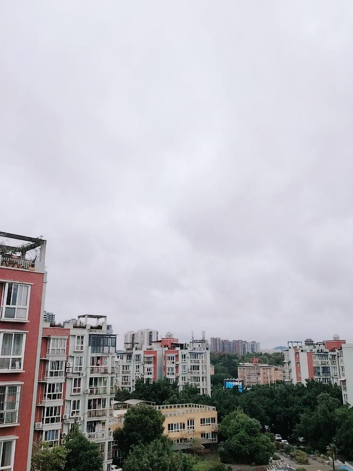 我们心情不好，就对孩子发脾气。
可孩子心情不好时，我们却说：“不许哭！”“别闹了