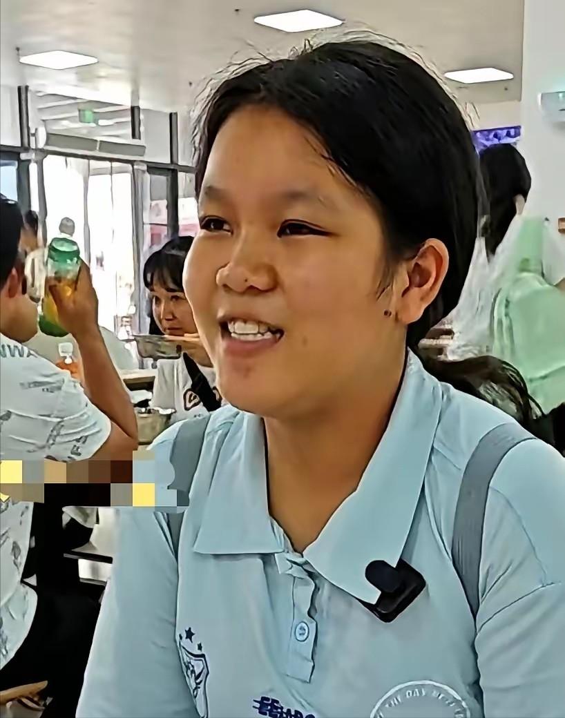 广西有个女孩，叫陆思凤。拿到医科大学录取通知书那天，养大她的二叔，一个大男人，突