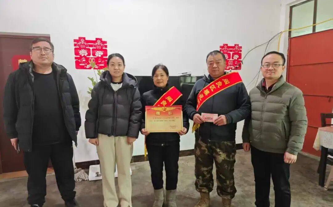 阎良区武屯街道情暖老兵 喜报传家