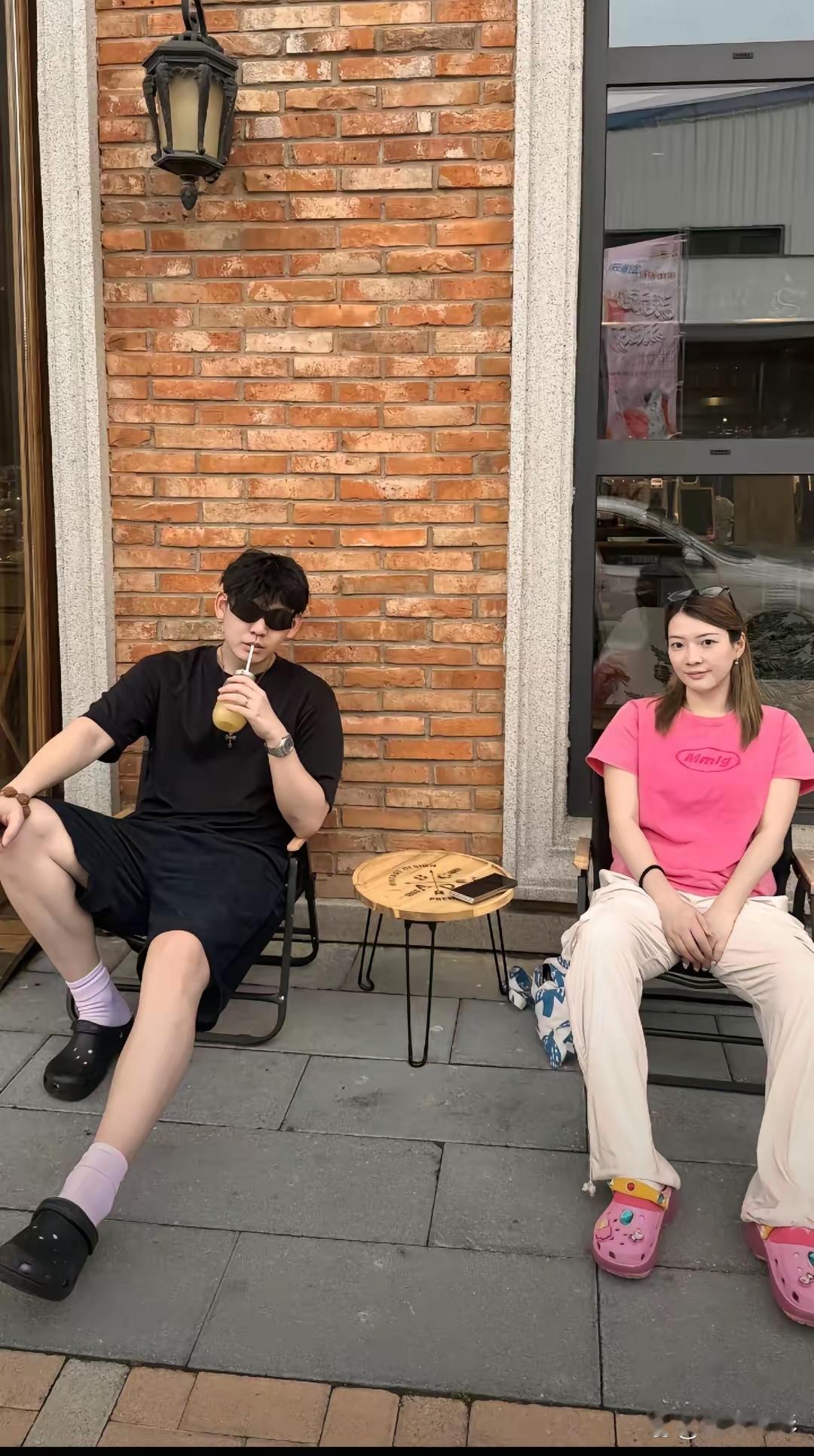 黄雅琼坦言日子长久长久，幸福小有小有。不少网友敏锐猜测她即将成为妈妈，仅凭步态捕