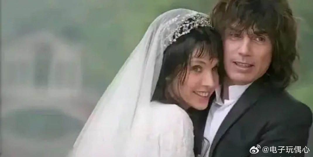 终于看到巩俐老公年轻时候的样子了！儒雅又帅气，难怪能吸引巩皇 