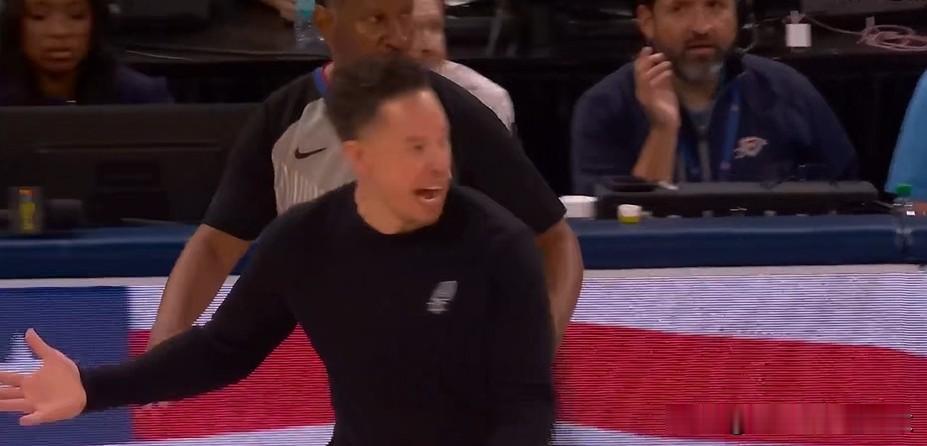 马刺亏大了！nba金哨连续错漏判！华莱士干扰球+切特出界，裁判吹雷霆球权，马刺主