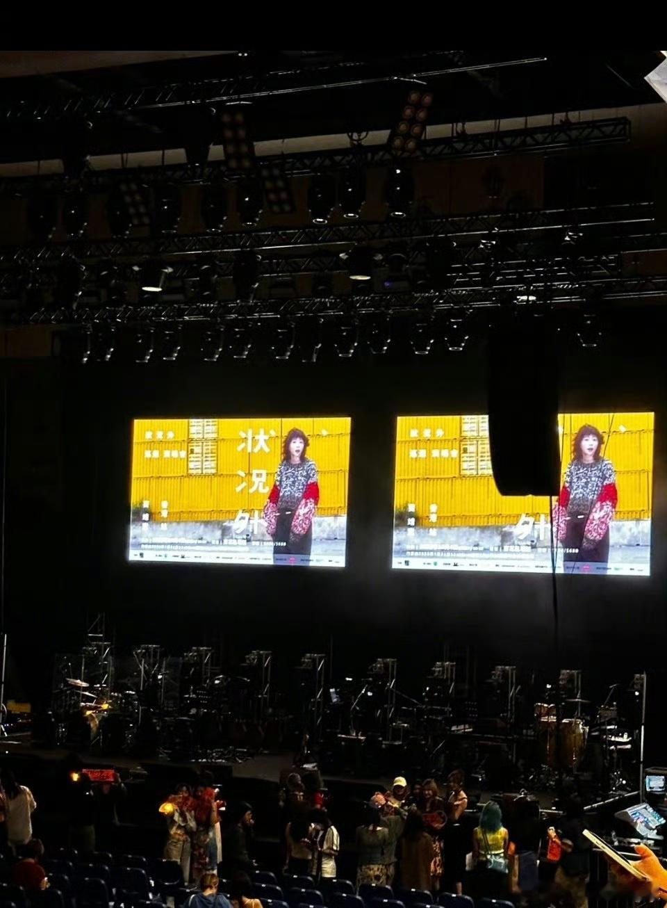 谢霆锋给窦靖童演唱会送花篮 窦靖童香港演唱会，谢霆锋给窦靖童送花了关系真的一直都