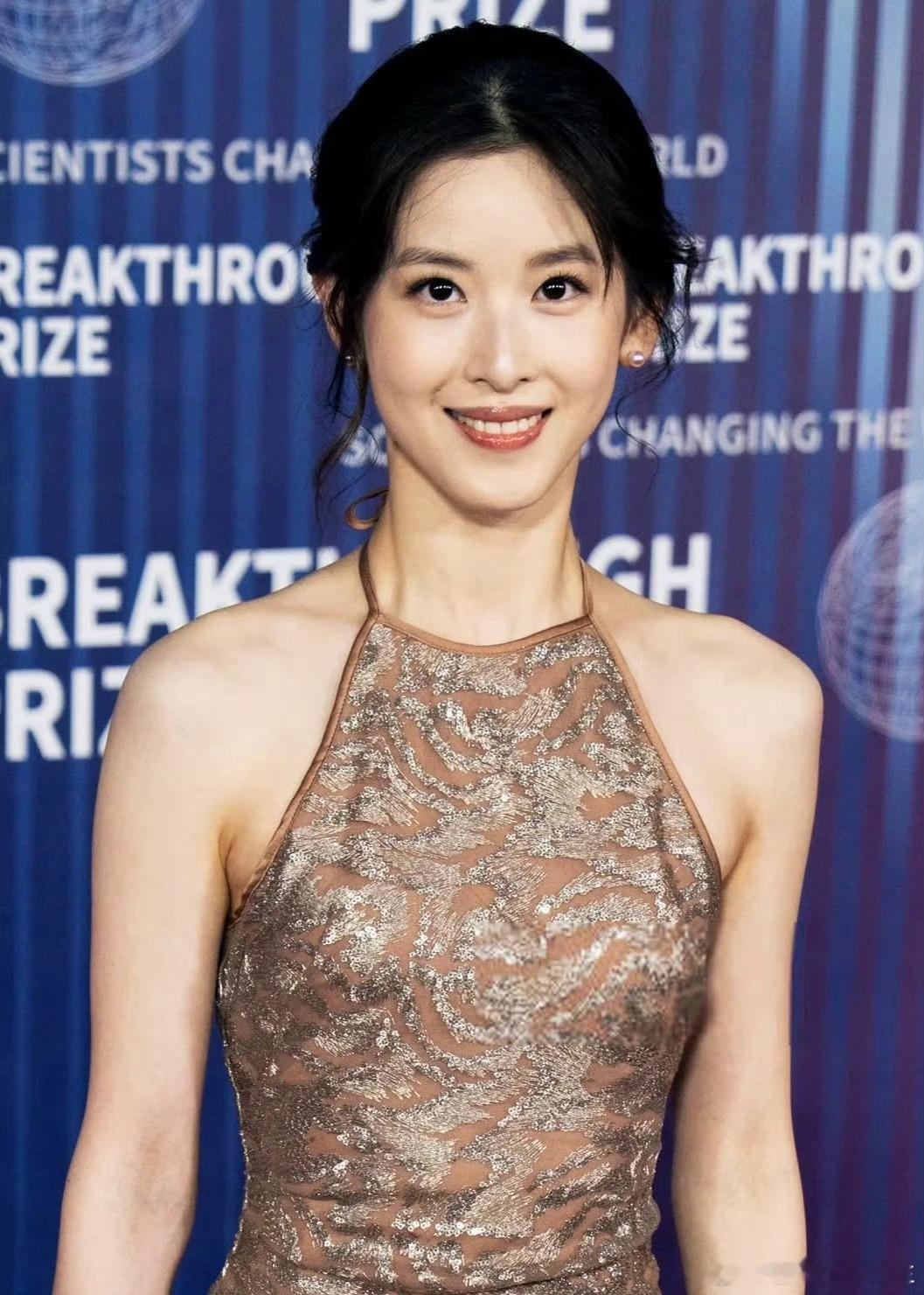 30岁章泽天现身科学界奥斯卡，穿金色礼服明艳自信，自曝家族病史：“其实，我家里也