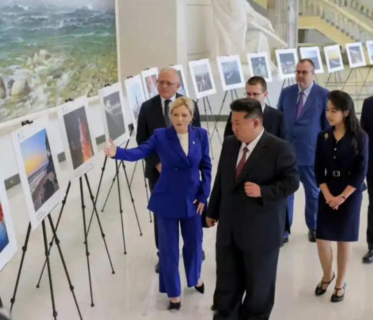 才十几岁的女孩就这么厉害了，看着大方得体，还真有接班人的气质！ ​​​