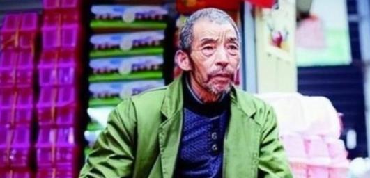 武汉街头的摆摊老汉捡到2个女婴，长大后的女儿们成了博士和军医，谁料，亲生父母却找