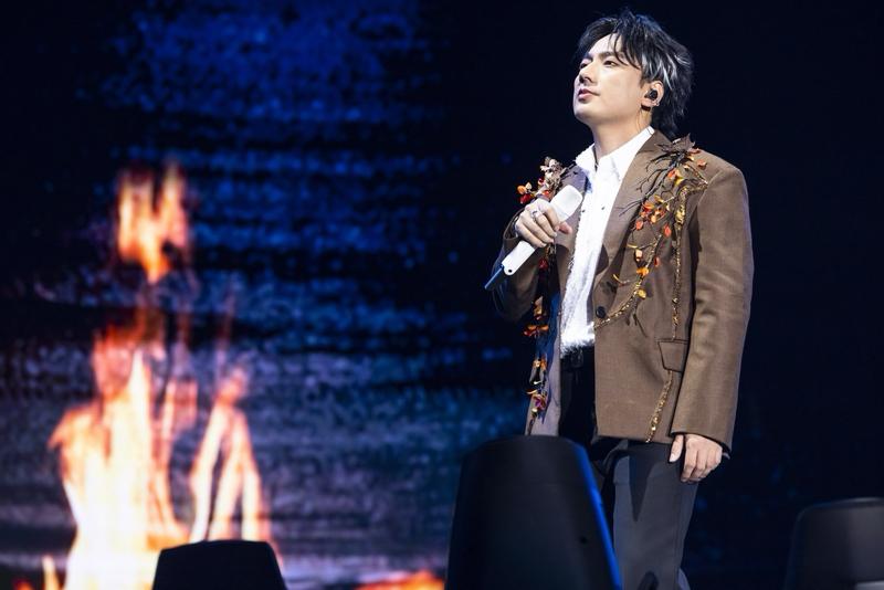 【成都：海来阿木下跪感谢观众给他一口饭吃】
    懂得感恩，肯定有饭吃！
  