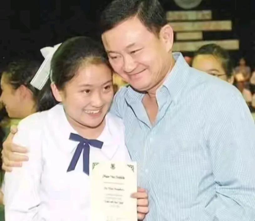 学生时代的佩通坦可爱又清纯，这时候的她就已经很优秀了，身为父亲的他信笑得可开心了