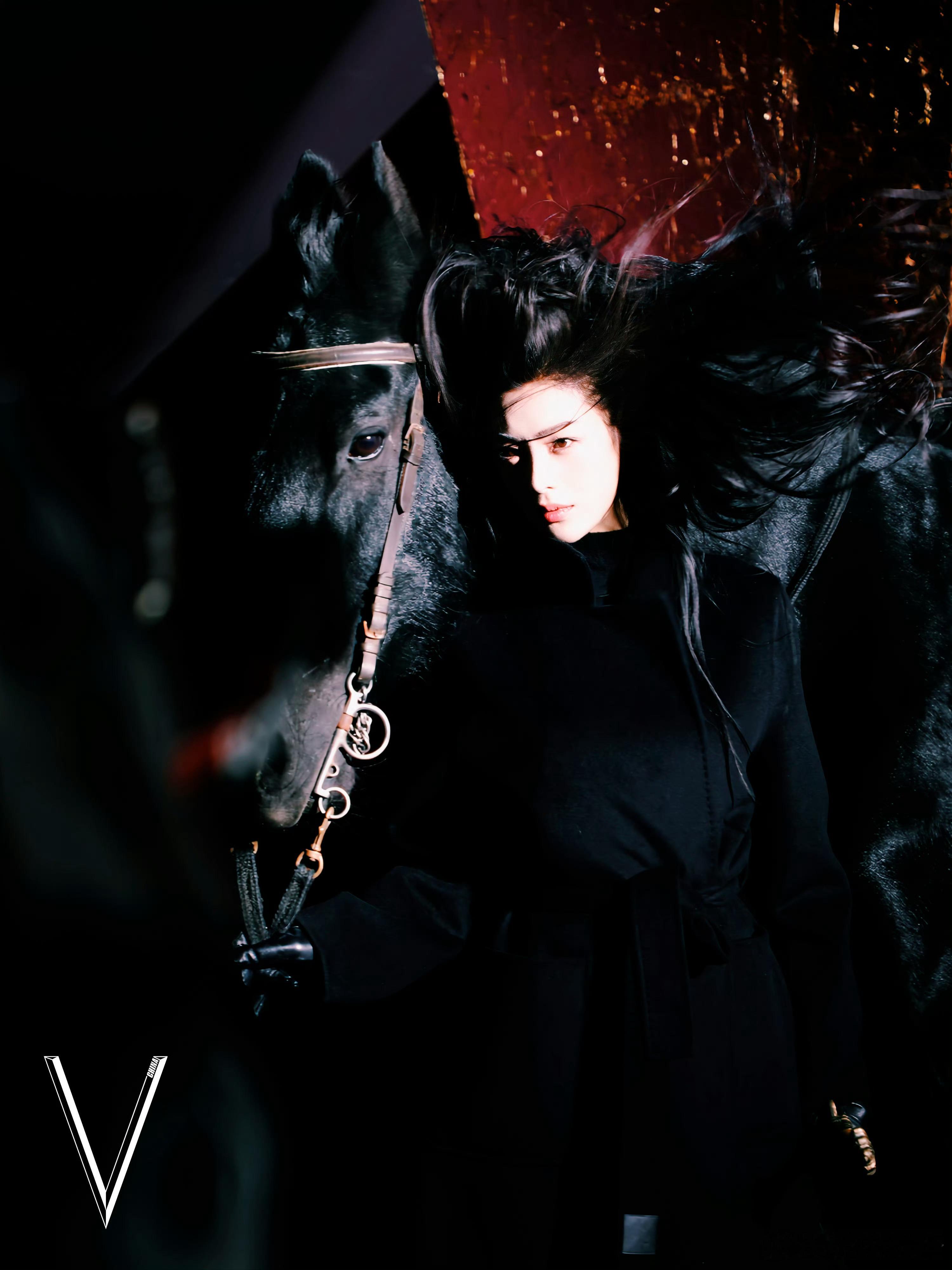 陈丽君V中文版二月刊封面陈丽君最新杂志骏马大片释出，一起欣赏飒爽英姿的陈丽君！陈