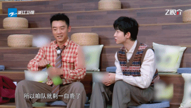 #白鹿不跑真的就白录了# 《奔跑吧·生态篇》撕名牌环节，的两位队友接连被淘汰，在