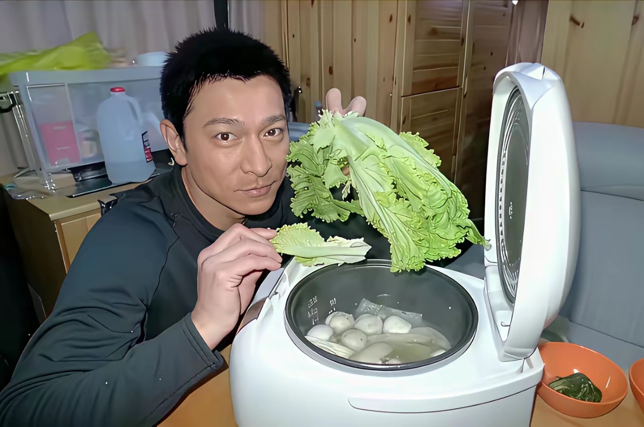 越是明星越不能大吃大喝，看看天王刘德华吃的这锅饭，没有一点荤腥不说，颜色也很怪异