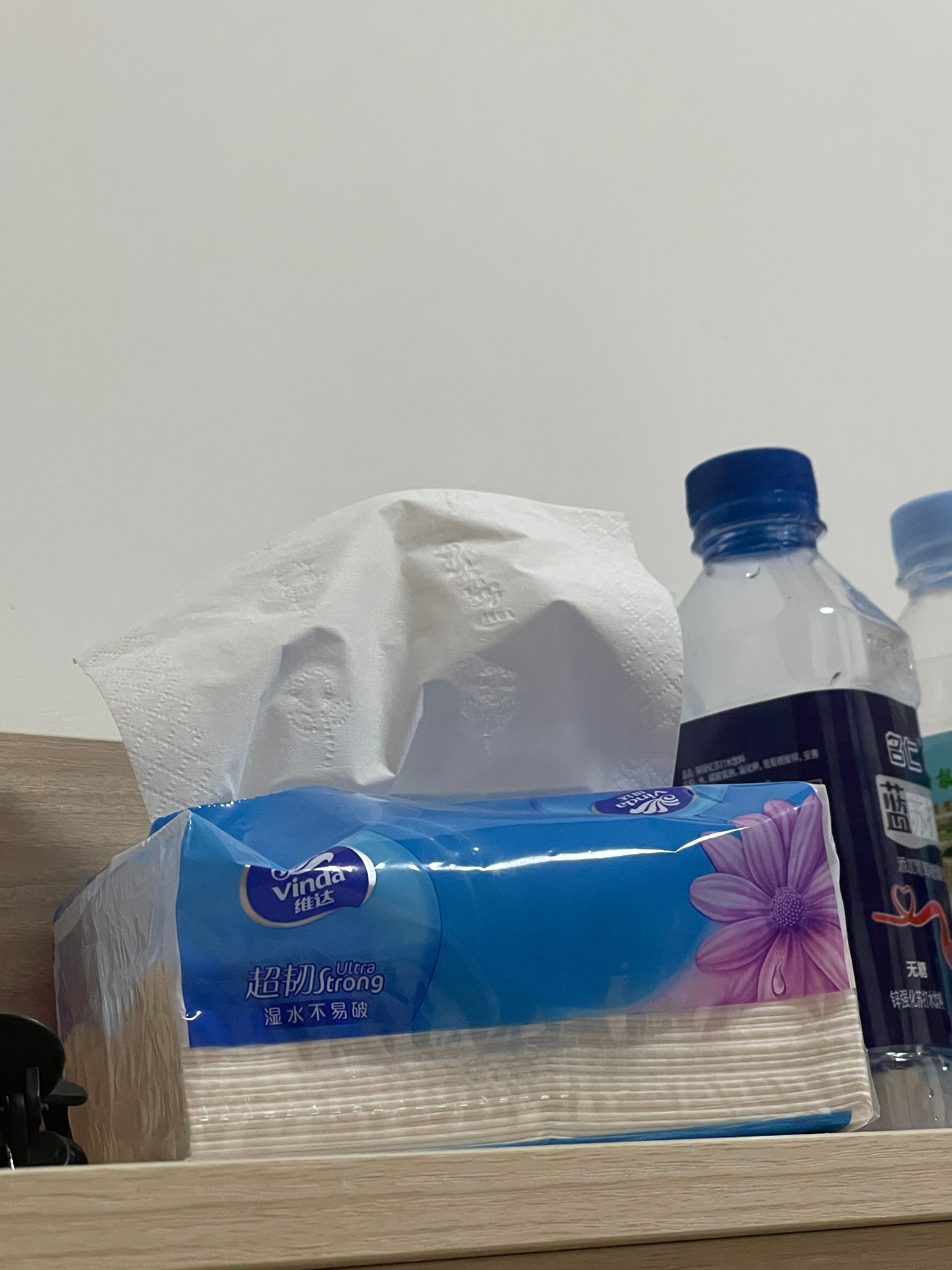 抬头发现卫生纸上有个～  在笑，大概是想让我开心点～ 