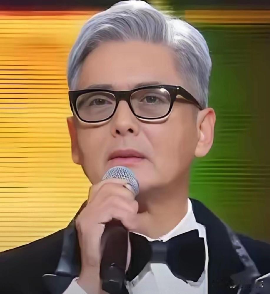 【周润发白发造型刷屏！MAMA晚会关灯默哀瞬间破防】
 
当70岁的周润发以满头