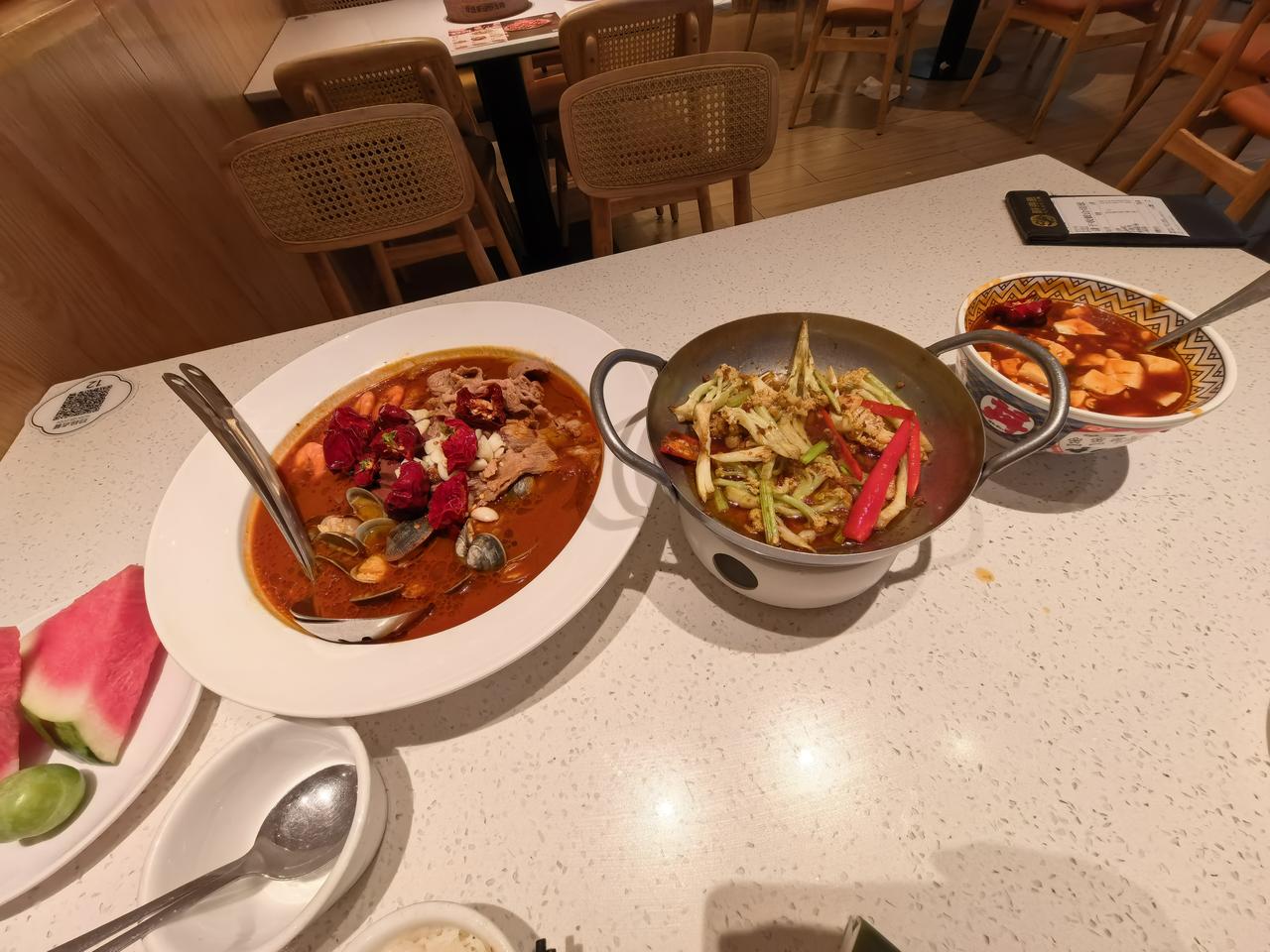 昨天晚上和帅哥一合计去外面大吃一顿，一共点了四个菜，还有半只烤鸭没拍到。
除了干