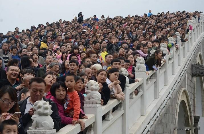 我认为不值得因为我本觉得既然到热门的景区去游玩，并不需要五一假期去挤。
人挤人已