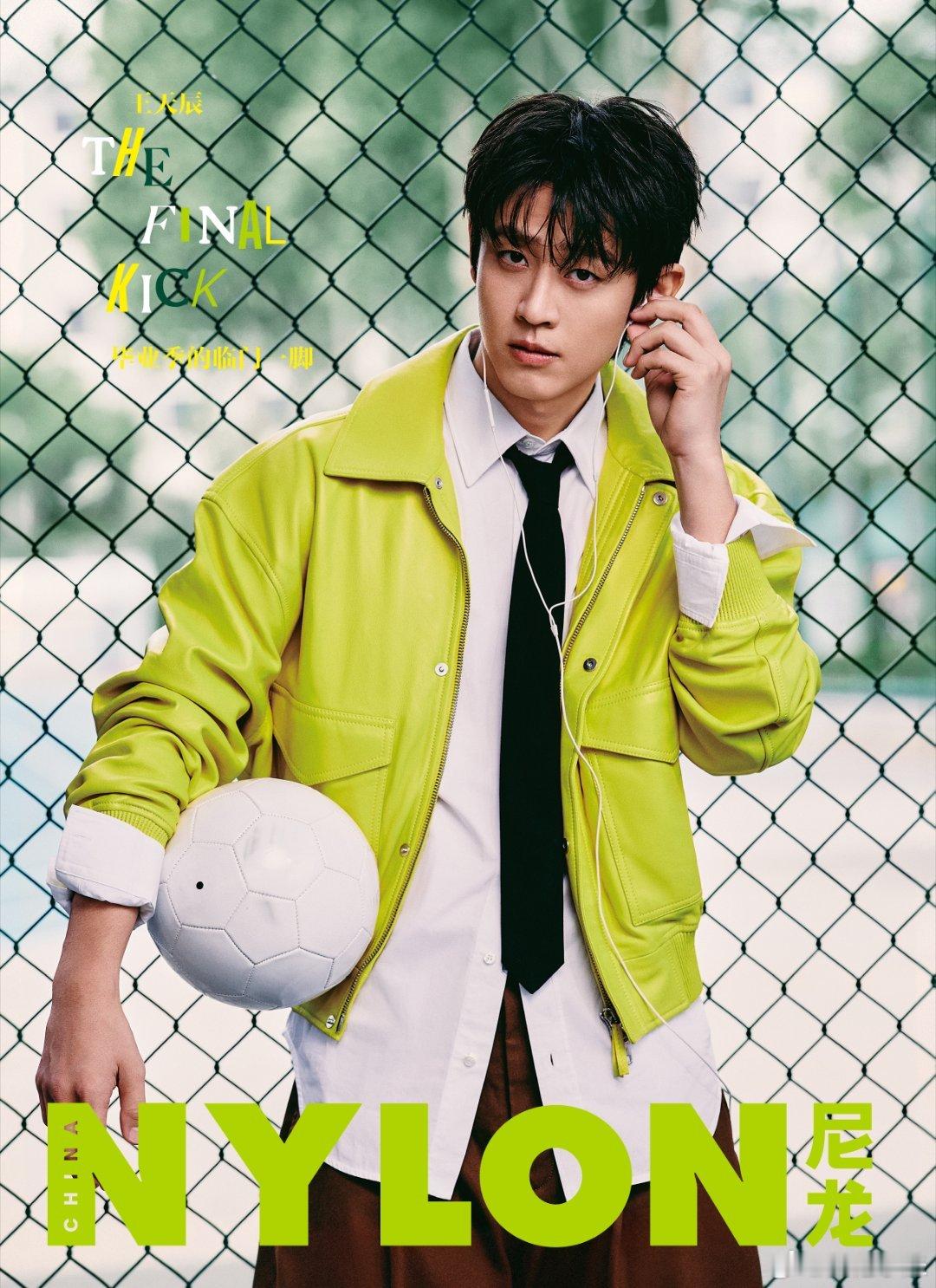 白衬衫被风灌成帆，少年们把栏杆当船舷。耳机线绕着足球转，狗尾巴摇碎了阳光的金边。